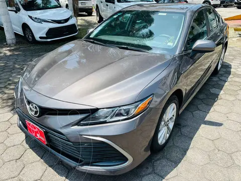 Toyota Camry LE usado (2021) color Gris precio $327,000