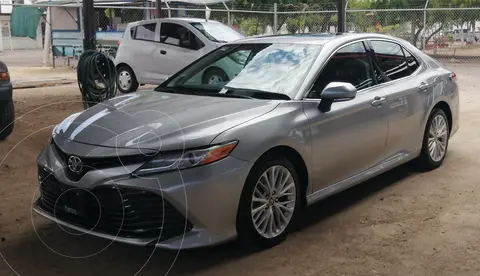 Toyota Camry XLE 2.5L Navi usado (2020) color Plata Metalico precio $365,000