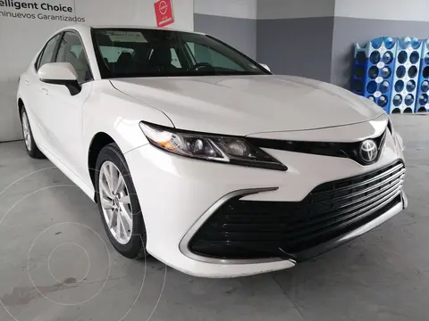 Toyota Camry LE usado (2022) color Blanco precio $350,000