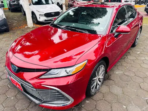 Toyota Camry XLE usado (2022) color Rojo precio $517,000