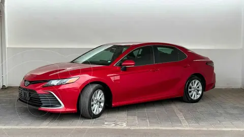 Toyota Camry LE usado (2023) color Rojo financiado en mensualidades(enganche $88,000 mensualidades desde $8,681)