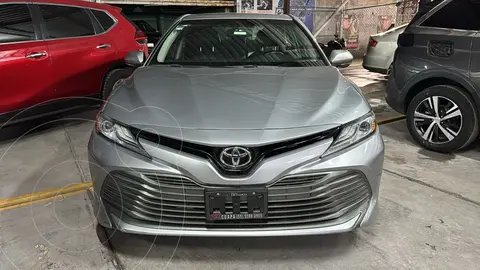 Toyota Camry XLE 2.5L usado (2018) color Plata precio $350,000