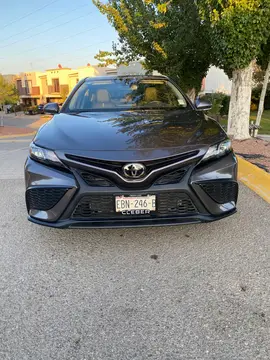 Toyota Camry SE 2.5L usado (2023) color Gris precio $545,000