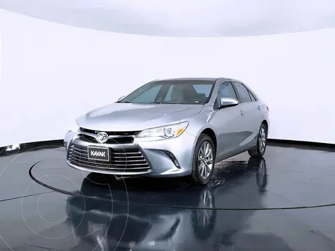 Toyota Camry LE 2.5L usado (2017) color Plata precio $294,999