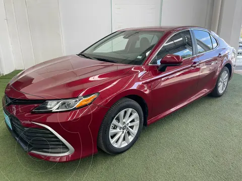 Toyota Camry LE usado (2022) color Rojo precio $370,900