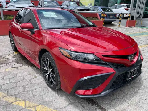 Toyota Camry SE usado (2024) color Rojo financiado en mensualidades(enganche $139,750 mensualidades desde $11,800)