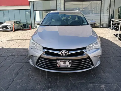 Toyota Camry XLE 2.5L usado (2017) color plateado precio $260,000
