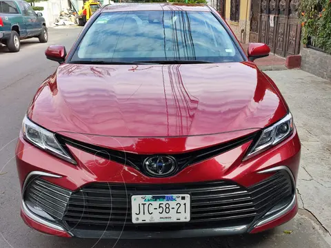 Toyota Camry LE usado (2022) color Rojo Vivo precio $467,000