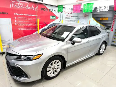Toyota Camry LE usado (2023) color Plata financiado en mensualidades(enganche $95,722 mensualidades desde $9,443)