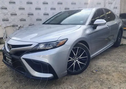 Toyota Camry SE usado (2023) color Plata financiado en mensualidades(enganche $144,975 mensualidades desde $14,135)