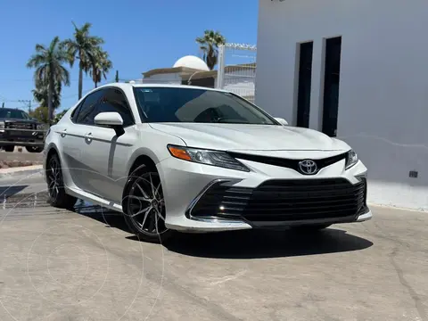 Toyota Camry XLE usado (2021) color Blanco Perla precio $498,000