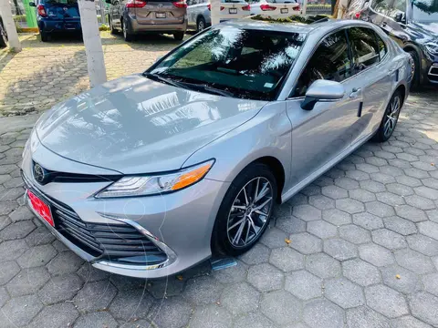 Toyota Camry XLE usado (2022) color Plata financiado en mensualidades(enganche $128,194 mensualidades desde $11,387)