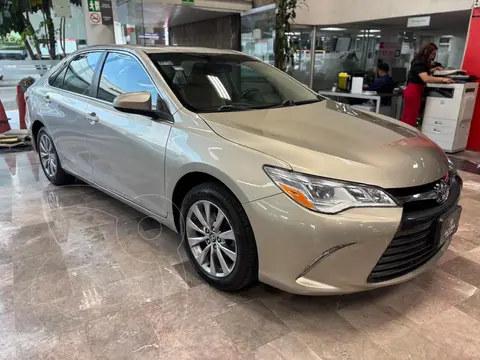 Toyota Camry XLE 3.5L V6 usado (2017) color Dorado precio $269,000