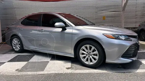 Toyota Camry LE 2.5L usado (2020) color plateado precio $299,000