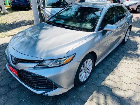 Toyota Camry LE 2.5L usado (2020) color Gris financiado en mensualidades(enganche $80,356 mensualidades desde $7,137)