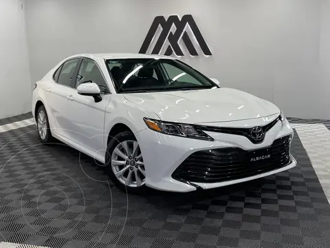 Toyota Camry LE 2.5L usado (2019) color Blanco precio $329,900