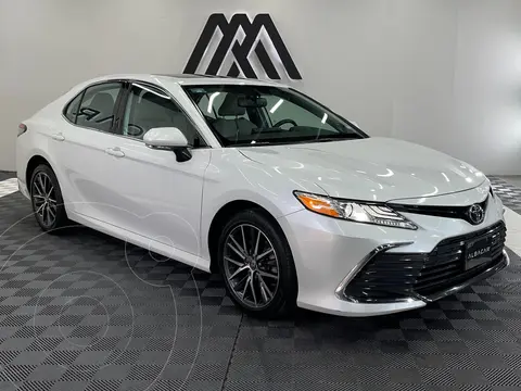 Toyota Camry XLE usado (2021) color Blanco precio $429,999