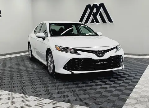 Toyota Camry LE 2.5L usado (2020) color Blanco precio $439,900