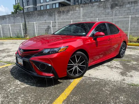 Toyota Camry SE 2.5L usado (2021) color Rojo precio $379,000