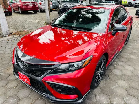 Toyota Camry SE usado (2022) color Rojo precio $357,000