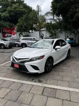 Toyota Camry SE 2.5L usado (2020) color Blanco precio $415,000