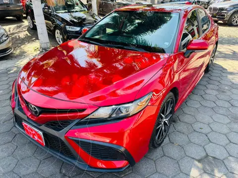 Toyota Camry SE usado (2022) color Rojo precio $397,000