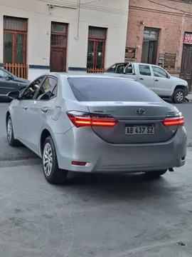 Toyota Corolla 1.8 XLi 2016-2017 usado (2017) color Plata precio $22.000.000