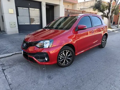 Toyota Etios Aibo 1.5L usado (2023) color Rojo financiado en cuotas(anticipo $3.300.000 cuotas desde $250.000)