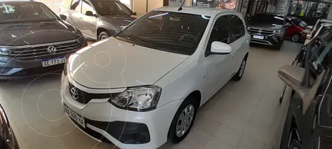 Toyota Etios Hatchback XS usado (2017) color Blanco precio $18.000.000