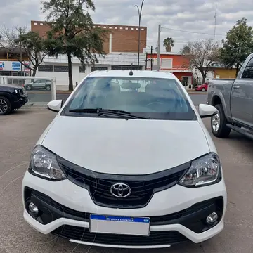 Toyota Etios Hatchback XLS Aut usado (2018) color Blanco precio $3.950.000