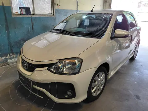 Toyota Etios Hatchback XLS usado (2018) color Blanco precio u$s14.000