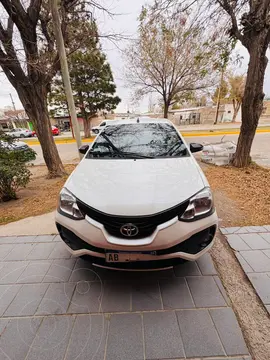 Toyota Etios Hatchback XLS usado (2017) color Blanco precio $17.500.000