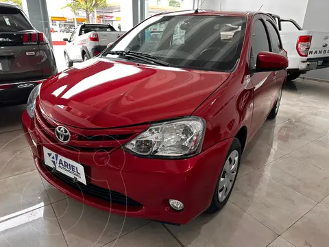 Toyota Etios Hatchback XS usado (2016) color Rojo precio $10.200.000