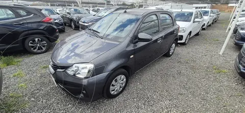 Toyota Etios Hatchback X usado (2023) color Gris Oscuro precio $18.900.000