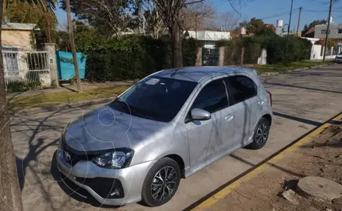 Toyota Etios Hatchback Platinum usado (2018) color Gris Plata  precio u$s15.800
