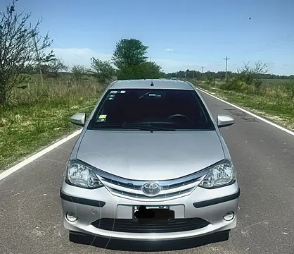 Toyota Etios Hatchback X Plus usado (2014) color Gris Plata precio $15.000.000