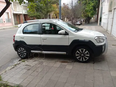 Toyota Etios Hatchback Cross usado (2015) color Blanco Perla precio $15.500.000