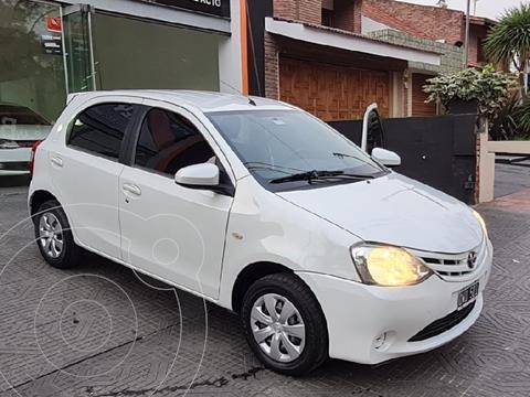 foto Toyota Etios Hatchback XS usado (2015) color Blanco precio $1.200.000