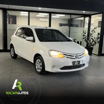 Toyota Etios Hatchback XS usado (2015) color Blanco financiado en cuotas(anticipo $9.000.000)