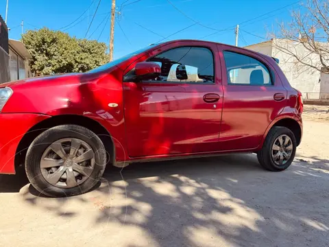 Toyota Etios Hatchback X usado (2015) color Rojo precio $12.500.000