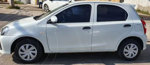 Toyota Etios Hatchback X usado (2017) color Blanco precio $3.200.000
