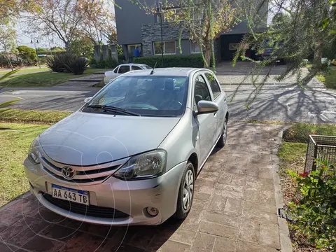 Toyota Etios Hatchback X usado (2016) color Gris Plata  precio $15.200.000