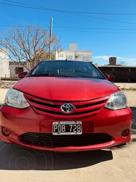 Toyota Etios Hatchback X usado (2015) color Rojo precio $13.200.000