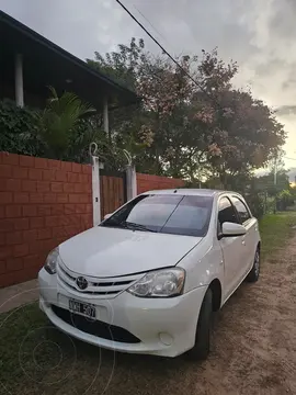Toyota Etios Hatchback XS usado (2014) color Blanco precio u$s9.000