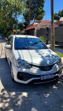 Toyota Etios Hatchback XS 2016/17 usado (2017) color Blanco Perla financiado en cuotas(anticipo $5.500.000 cuotas desde $200.000)