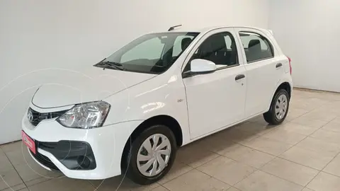 Toyota Etios Hatchback X usado (2022) color Blanco financiado en cuotas(anticipo $3.431.400)