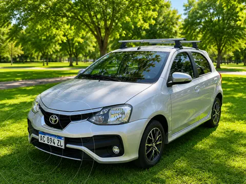 Toyota Etios Hatchback Platinum Aut usado (2018) color Gris Plata  precio u$s14.000