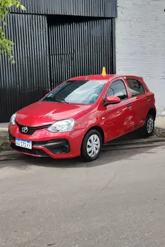 Toyota Etios Hatchback X usado (2023) color Rojo precio $25.800.000