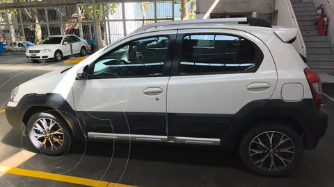 Toyota Etios Hatchback Cross 2015/2016 usado (2016) color Blanco precio $16.000.000
