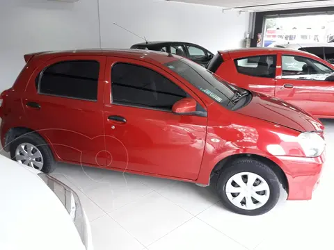 Toyota Etios Hatchback X usado (2015) color Rojo precio $3.500.000